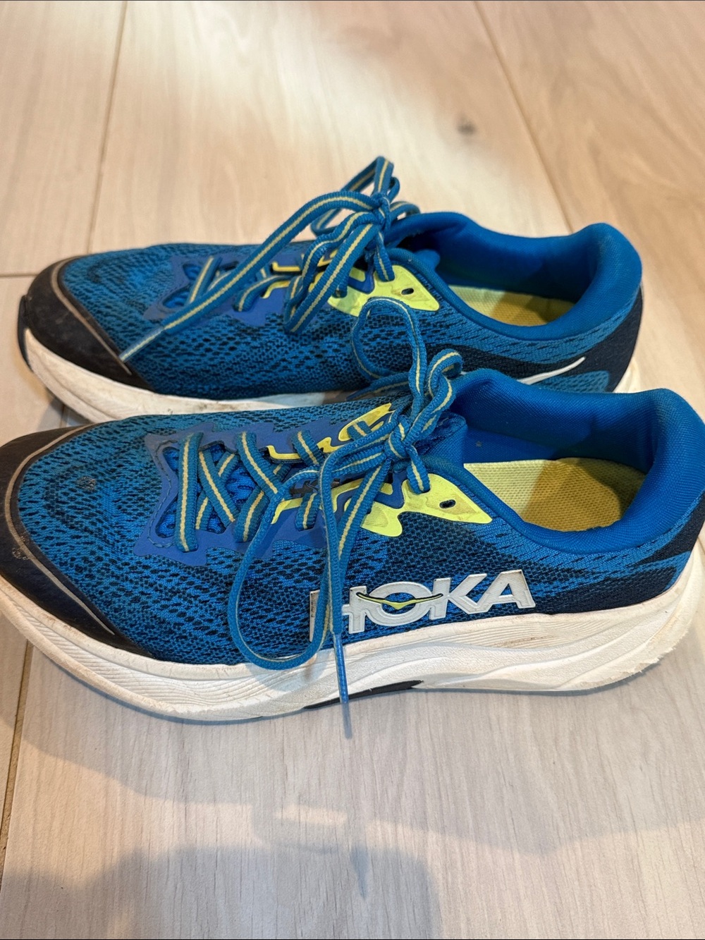 Hoka Rincon 4 kids Blue Running Sneakers with Neon Yellow Accents, size 4 - Picture 4 of 9